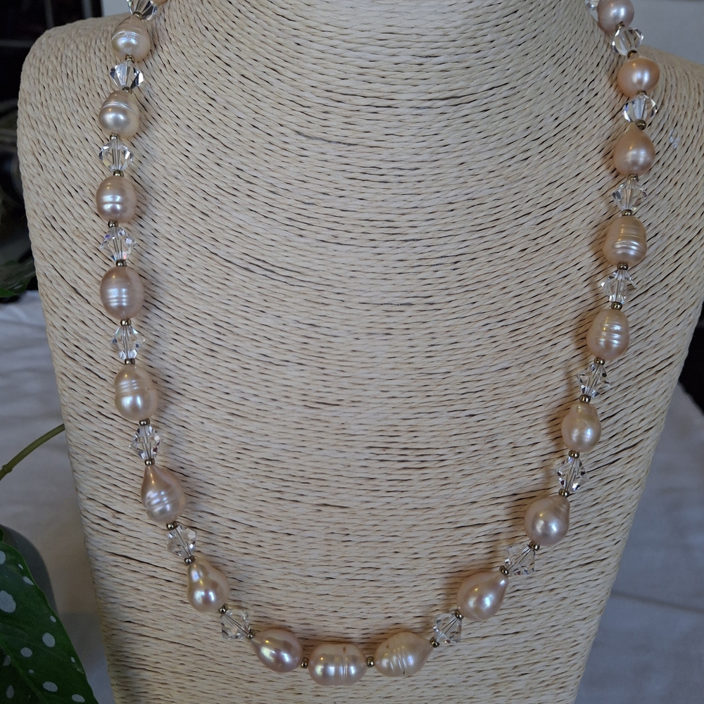 Elegant Pearl and Crystal Necklace